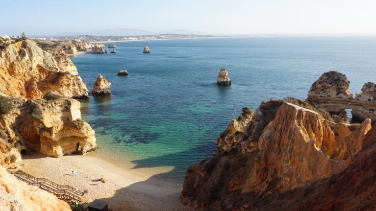 Falaises ensoleillées, sable et eau à Lagos, Portugal